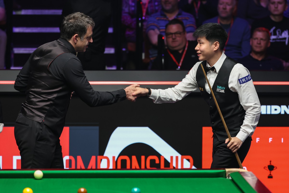 Zhao Xintong (R) greets Ronnie O'Sullivan before the semifinal match between Ronnie O'Sullivan of England and Zhao Xintong of China at World Snooker Championship 2025 in Sheffield, Britain, May 2, 2025. (Photo by Zhai Zheng/Xinhua)
