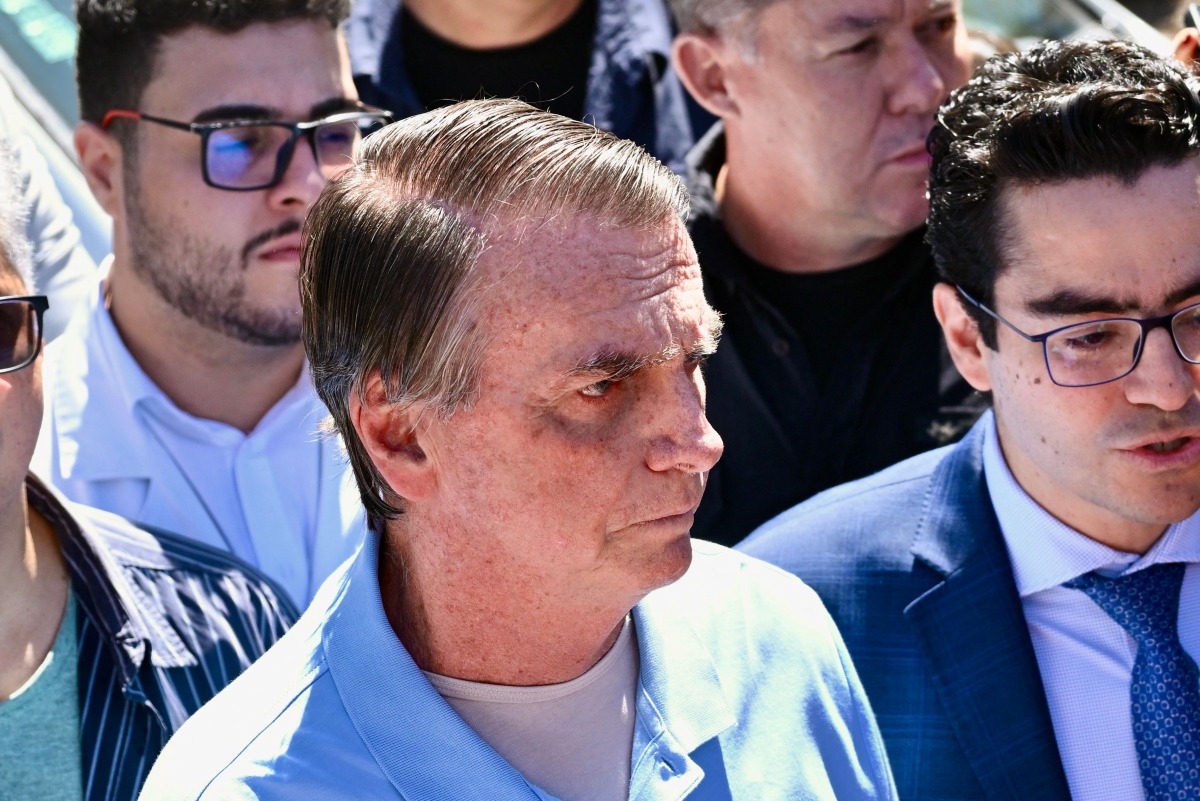 Former Brazil's President Jair Bolsonaro leaves the DF Star clinic in Brasilia on May 4, 2025, three weeks after undergoing a 12-hour operation to treat an intestinal obstruction, a complication from a stab wound he suffered in 2018 during a campaign event weeks before he won the presidential election. (Photo by EVARISTO SA / AFP)