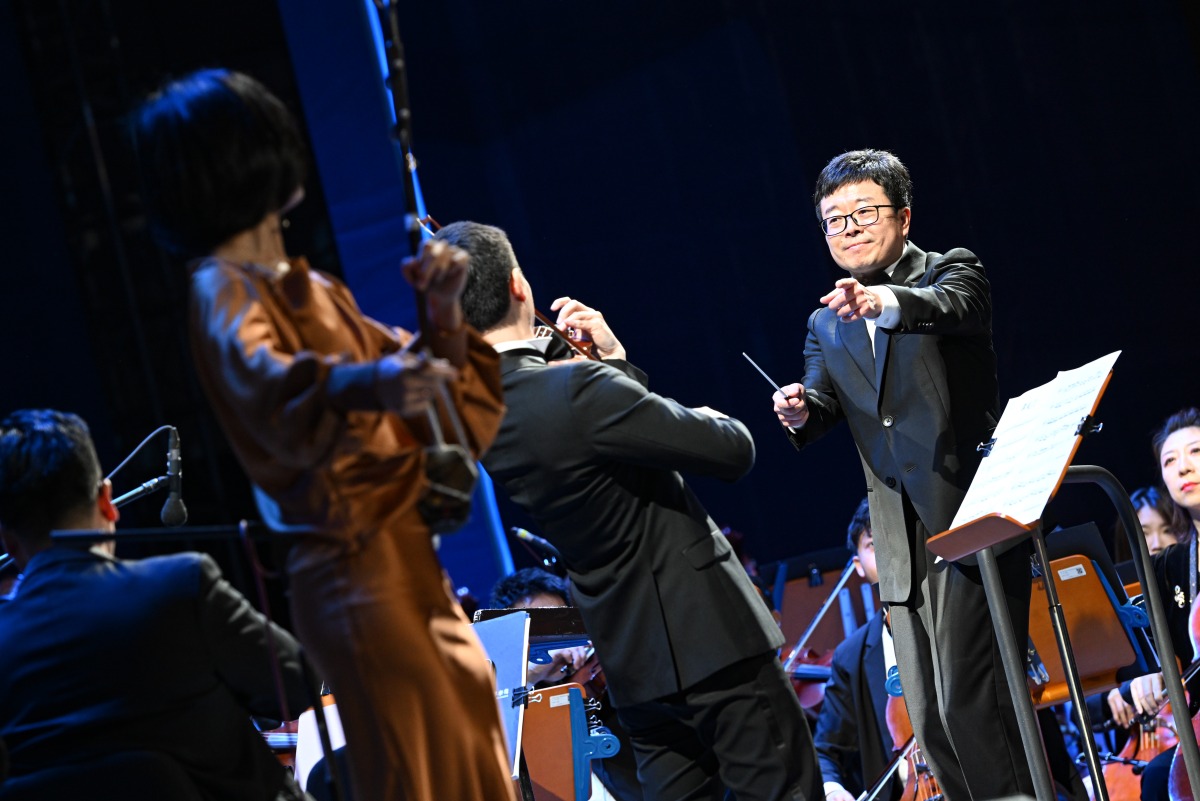 Conductor Jin Ye from Beijing Symphony Orchestra conducts during a concert of the 5th Taihu Jazz Festival in Tongzhou District of Beijing, capital of China, April 30, 2025. The 5th Taihu Jazz Festival opened in Tongzhou District of Beijing on Wednesday. (Xinhua/Chen Zhonghao)
