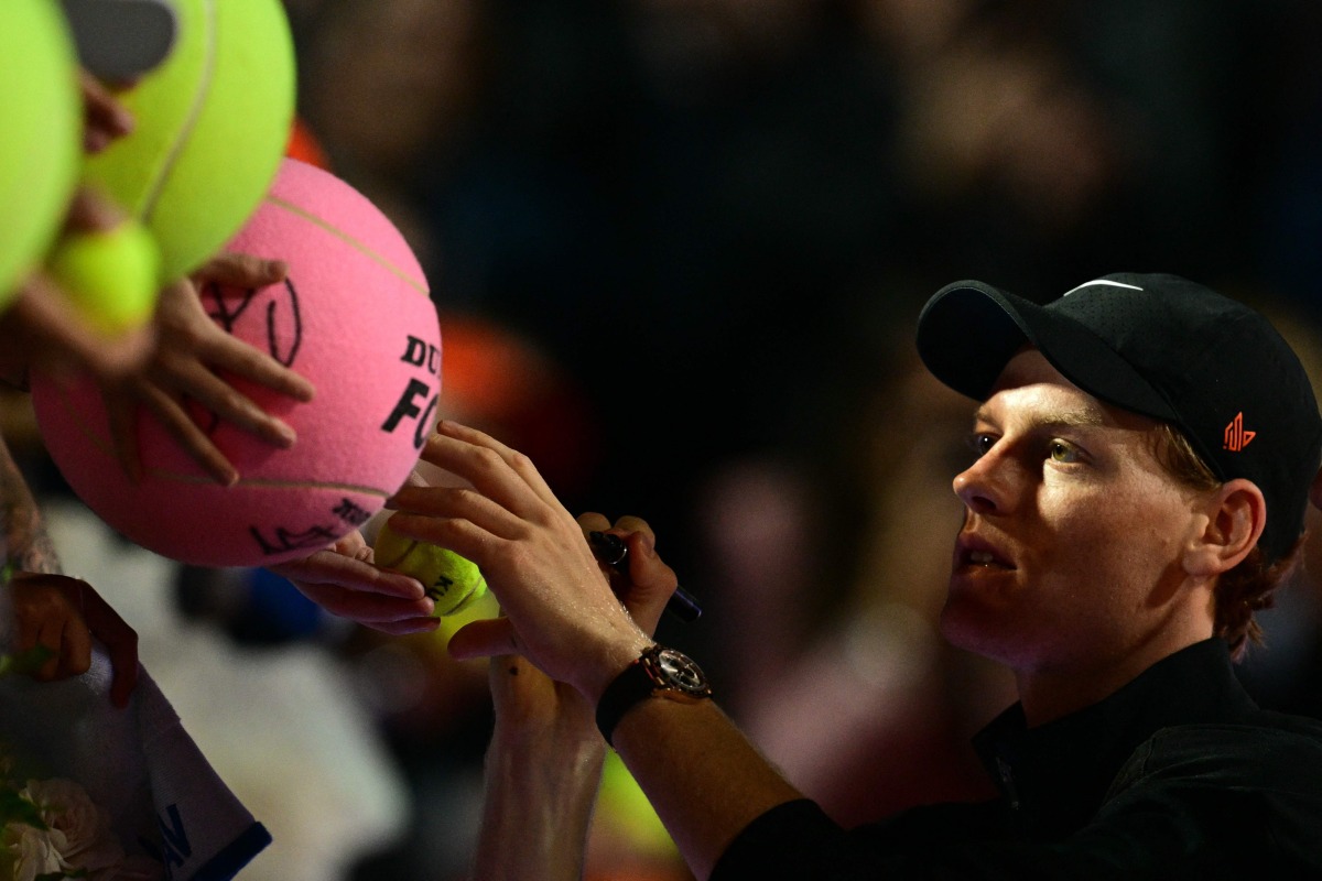 TOPSHOT - Italy's Jannik Sinner signs autographs after his men's singles semi-final match against USA's Tommy Paul at the ATP Rome Open tennis tournament at Foro Italico in Rome on May 16, 2025. (Photo by Tiziana FABI / AFP)