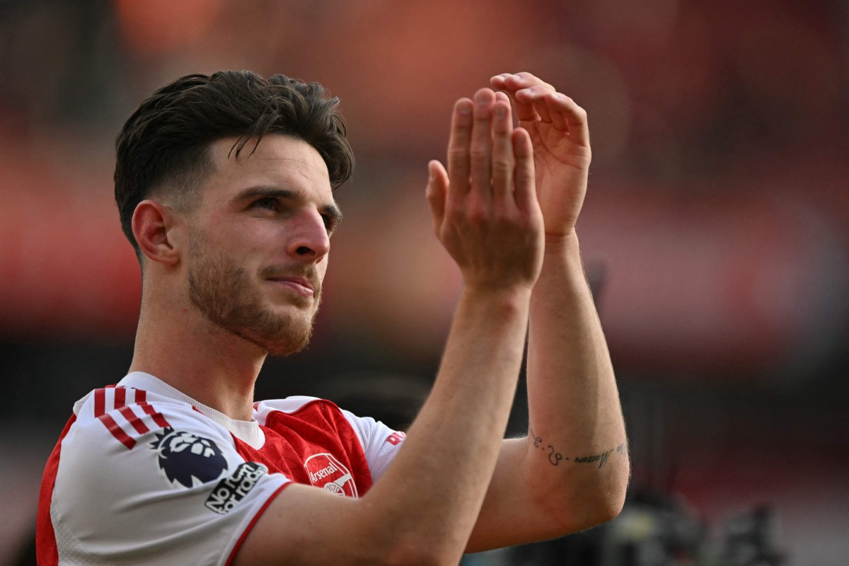 Arsenal's English midfielder #41 Declan Rice applauds the fans during a parade on the pitch after the English Premier League football match between Arsenal and Newcastle United at the Emirates Stadium in London on May 18, 2025. Arsenal won the game 1-0. (Photo by Glyn KIRK / AFP)