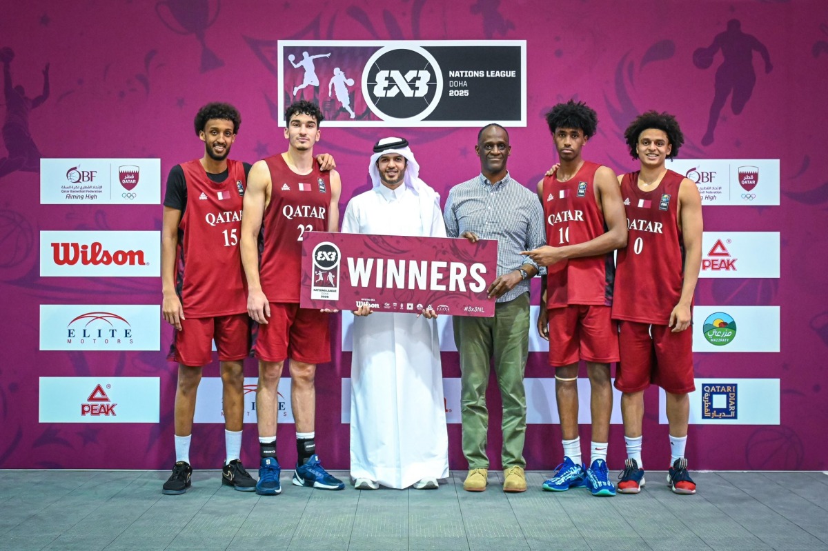 US Ambassador to Qatar H E Timmy Davis (fourth left) and QBF President Mohammed bin Saad Al Mughaiseeb with the victorious Qatar team. 