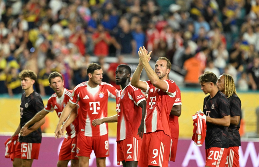 Bayern Munich's English forward #09 Harry Kane (R) and his teammates wave to the fans following the end of the match between Germany's Bayern Munich and Argentina's Boca Juniors in Miami on June 20, 2025. (Photo by Patricia De Melo Moreira / AFP)