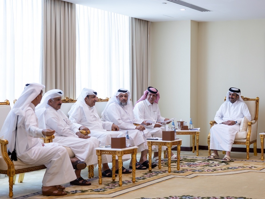 Minister of Commerce and Industry, H E Sheikh Faisal bin Thani bin Faisal Al Thani with Qatari manufacturers during the meeting.