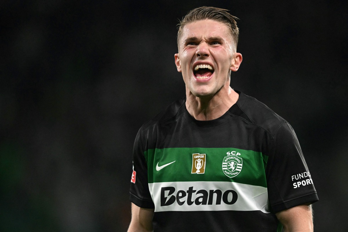(FILES) Sporting Lisbon's Swedish forward #09 Viktor Gyokeres celebrates scoring his team's first goal during the Portuguese League football match between Sporting CP and SC Braga at Jose Alvalade stadium in Lisbon on April 7, 2025. (Photo by PATRICIA DE MELO MOREIRA / AFP)
