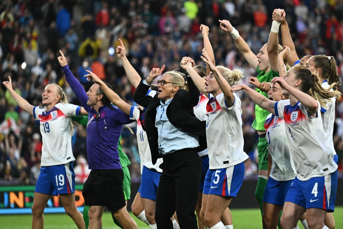England's Dutch coach Sarina Wiegman and her players celebrate after England beat Spain to win the UEFA Women's Euro 2025 final football match between England and Spain at the St. Jakob-Park Stadium in Basel, on July 27, 2025. (Photo by Fabrice COFFRINI / AFP)
