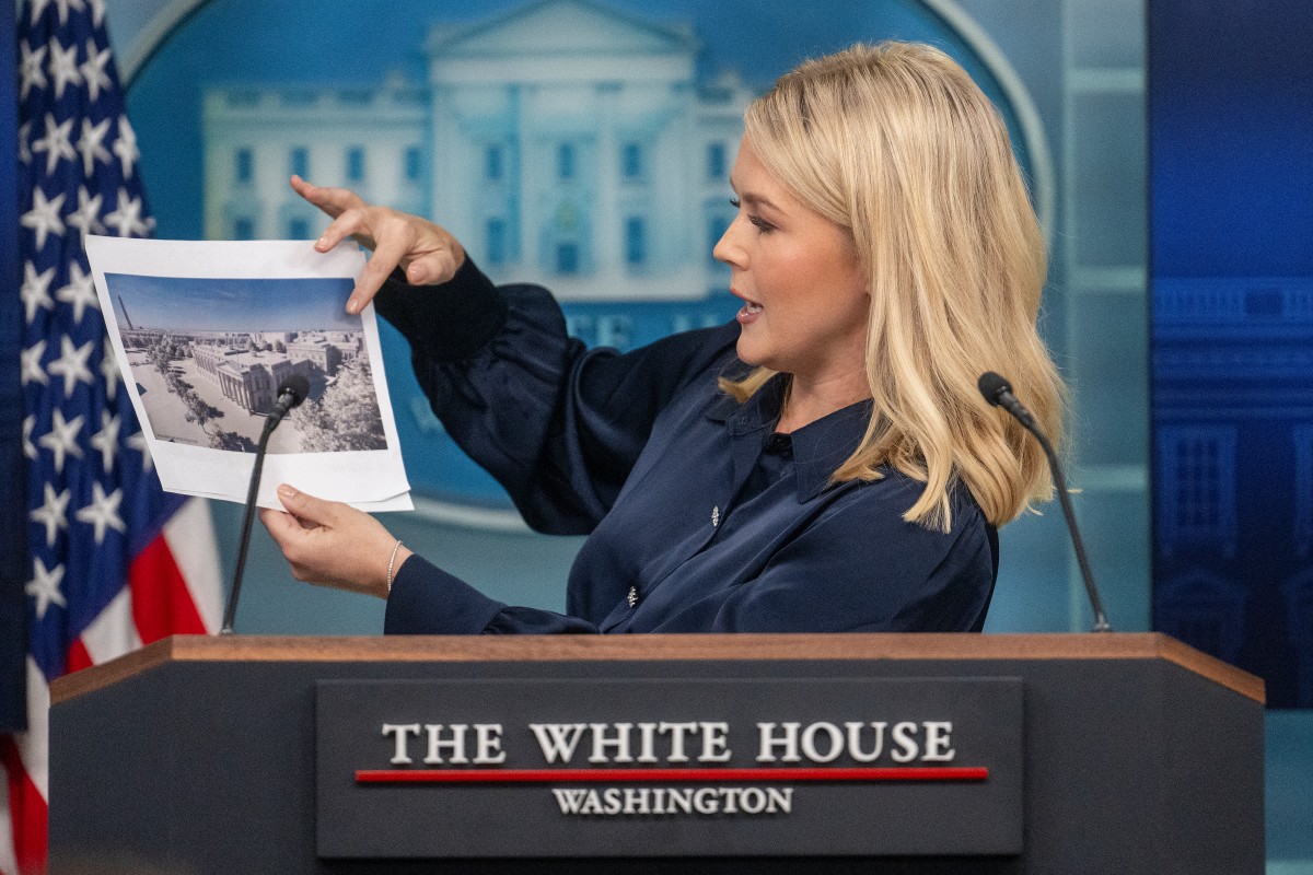 White House Press Secretary Karoline Leavitt displays a rendering for a new White House ballroom during the daily briefing in the Brady Briefing Room of the White House in Washington, DC, on July 31, 2025. Photo by Jim WATSON / AFP.
