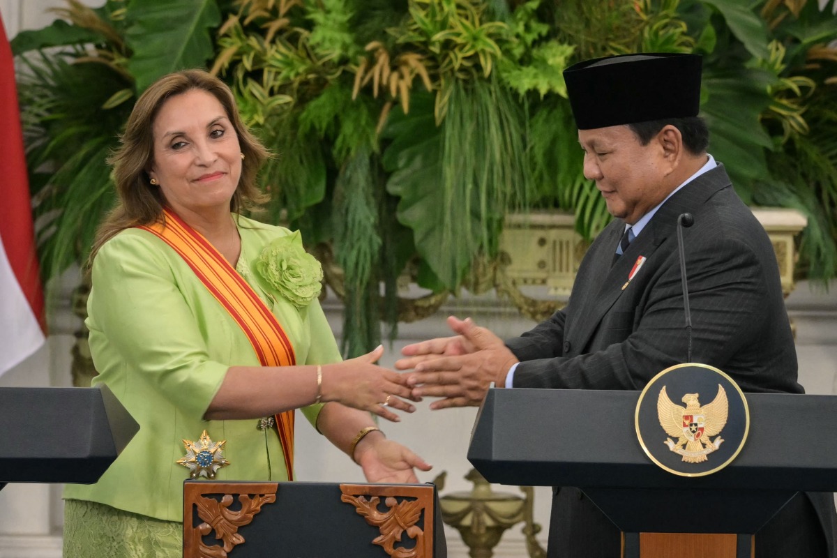 Indonesia's President Prabowo Subianto (R) and Peru's President Dina Boluarte hold a joint press conference following their meeting at the Merdeka Palace in Jakarta on August 11, 2025. (Photo by Bay ISMOYO / AFP)