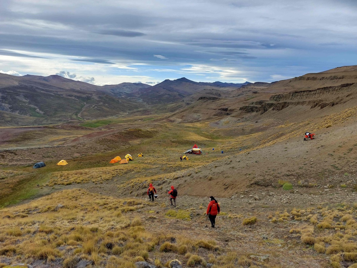 This image by Hans Püschel, obtained from Universidad de Chile on August 11, 2025, shows Paleontologists working in the Rio de la Chinas valley, in the Magallanes region of Chile, on February 19, 2023. (Photo by Hans Püschel / Universidad de Chile / AFP) 