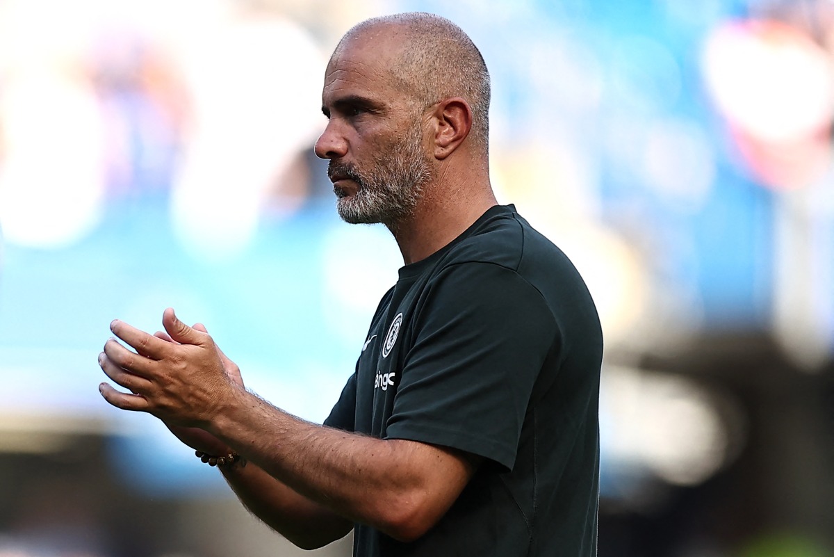 Chelsea's Italian head coach Enzo Maresca applauds the fans following the pre-season friendly football match between Chelsea and AC Milan at Stamford Bridge in London on August 10, 2025. (Photo by HENRY NICHOLLS / AFP)