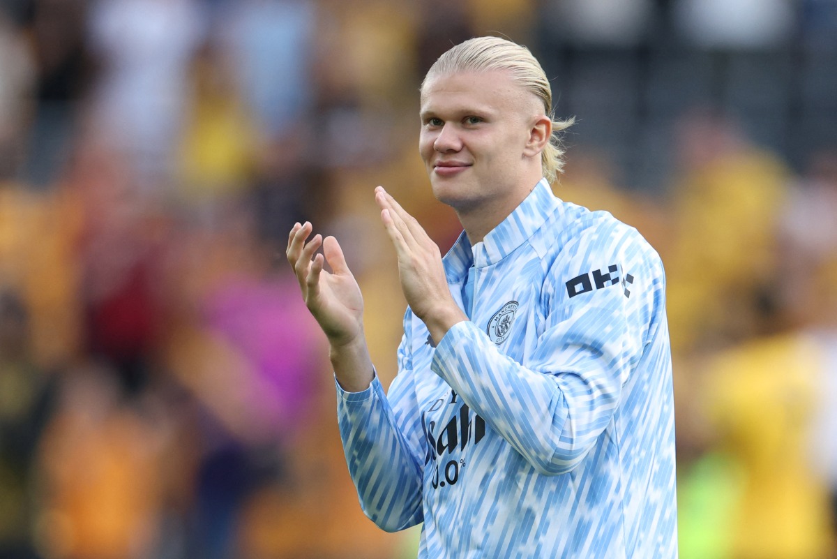 Manchester City's Norwegian striker #09 Erling Haaland applauds at the end of the English Premier League football match between Wolverhampton Wanderers and Manchester City at the Molineux stadium in Wolverhampton, central England on August 16, 2025. (Photo by Darren Staples / AFP)