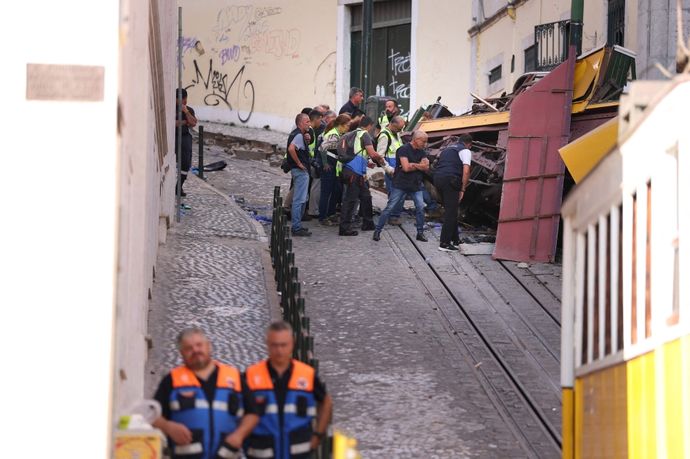 Police investigate the Gloria funicular wreckage one day after the accident that killed 15 in Lisbon, on September 4, 2025. (Photo by Patricia De Melo Moreira / AFP)