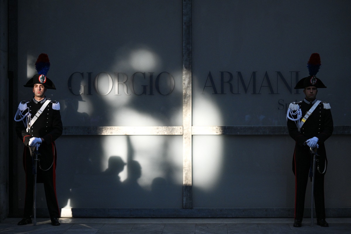Italian carabinieri stand guard at the Armani Theatre where late Italian fashion designer Giorgio Armani lies-in state, in Milan on September 7, 2025. Photo by Piero CRUCIATTI / AFP

