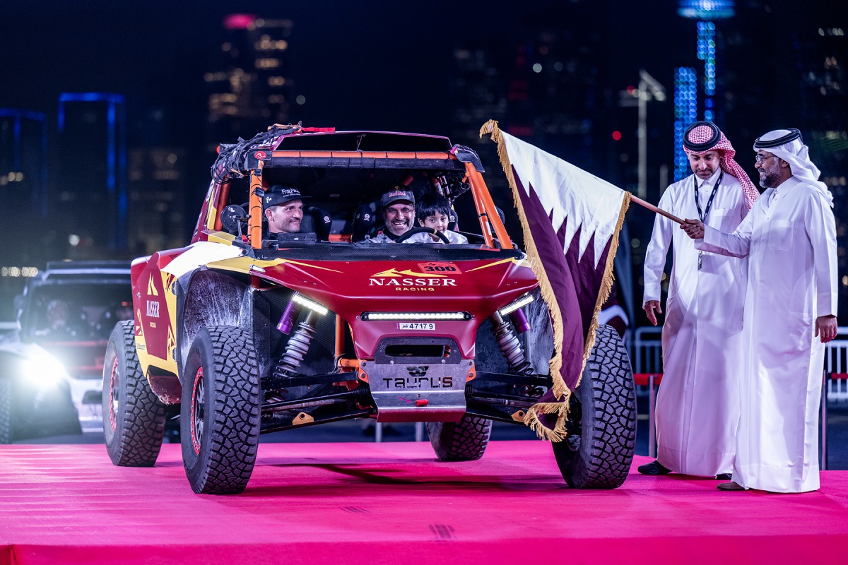 QMMF President Abdulrahman Al-Mannai flags off Nasser Saleh Al-Attiyah at ‘Way to the World Cup’ landmark on Doha Corniche. QMMF General Secretary Abdulrazzaq Al-Kuwari is also present.