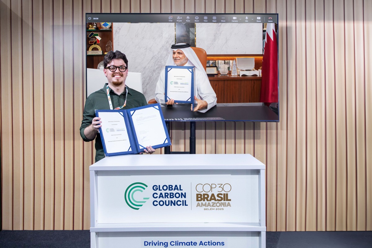Founding Chairman of the Global Carbon Council Dr. Yousef Alhorr, Executive Advisor at ABEEólica Juliano Martins during the MoU signing.