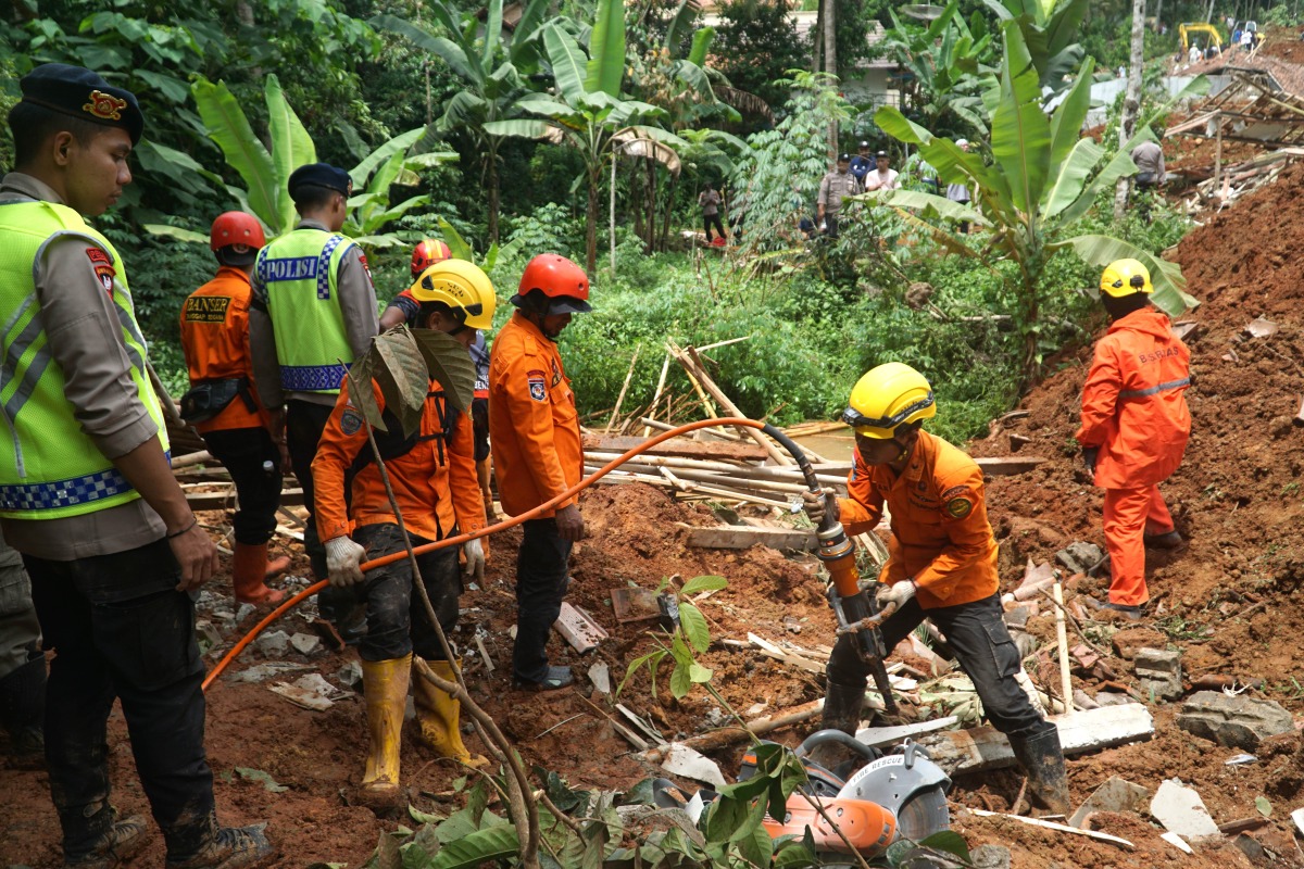 JAKARTA: Rescuers work on site after a landslide hit Cibeunying village in Cilacap Regency, Central Java, Indonesia, Nov. 14, 2025. (Photo by Yuta Isyahya/Xinhua)
