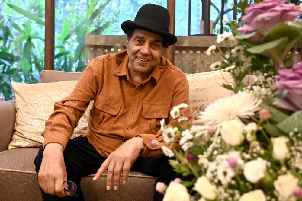 (Files) Bollywood actor Dharmendra poses for a photo on the occasion of his 88th birthday at his residence in Mumbai on December 8, 2023. (Photo by Sujit Jaiswal / AFP)