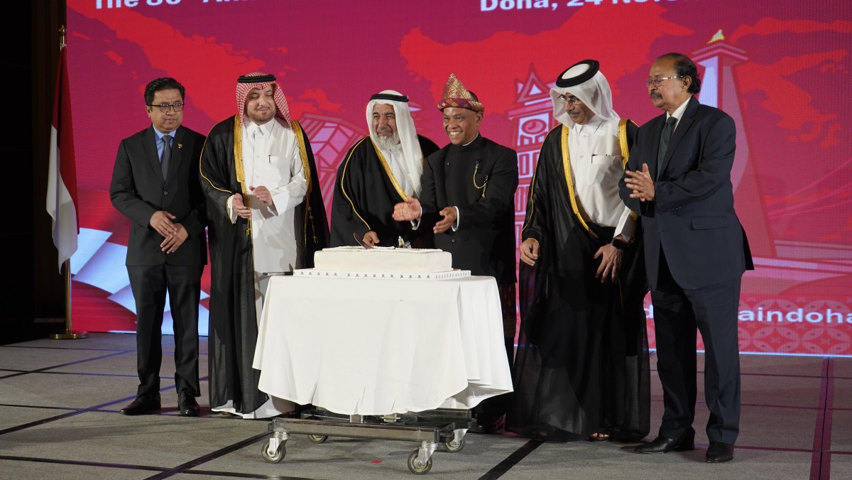 Minister of Awqaf and Islamic Affairs H E Ghanem bin Shaheen bin Ghanem Al Ghanim; Minister of State H E Eng. Essa bin Hilal Al Kuwari; Ambassador of Indonesia H E Ridwan Hassan; and other dignitaries cutting a cake to mark the 80th Independence Day of Indonesia in Doha yesterday. 