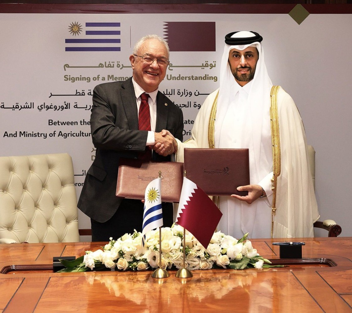 Minister of Municipality H E Abdullah bin Hamad bin Abdullah Al Attiyah and Minister of Foreign Affairs of the Oriental Republic of Uruguay H E Mario Lubetkin exchange documents after signing the MoU. 