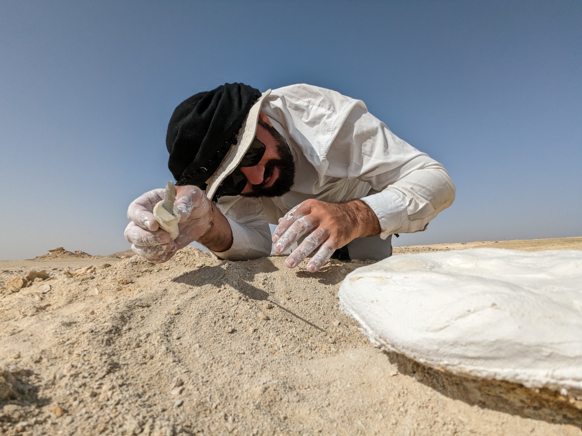 Ferhan Sakal from Qatar Museums applies plaster bandages to protect the fossils of a 21-million-year-old sea cow from the Al Maszhabiya site in southwestern Qatar. Picture: Nicholas D. Pyenson / Smithsonian Institution
