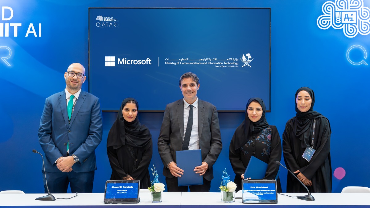 Representatives of the MCIT and Microsoft at the signing ceremony. 