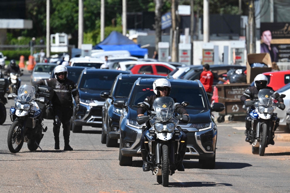 The Federal Police convoy carrying former Brazil president (2029-2023) Jair Bolsonaro, heads to the DF Star Hospital where he will undergo hernia surgery, in Brasillia. (Photo by Evaristo Sa / AFP)