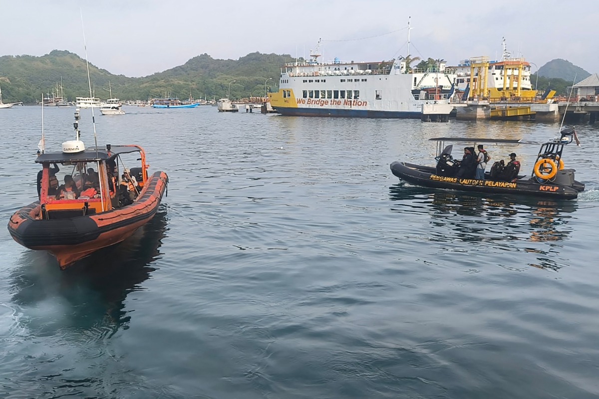 This handout picture taken and released on December 27, 2025 by Labuan Bajo's Indonesian National Search and Rescue Agency (BASARNAS Labuan Bajo) shows members of search and rescue teams prepare to search for missing foreign tourists in the waters of Padar Island, in Labuan Bajo, East Nusa Tenggara, after a tourist boat suffered engine failure and sank. (Photo by Handout / BASARNAS / AFP) 