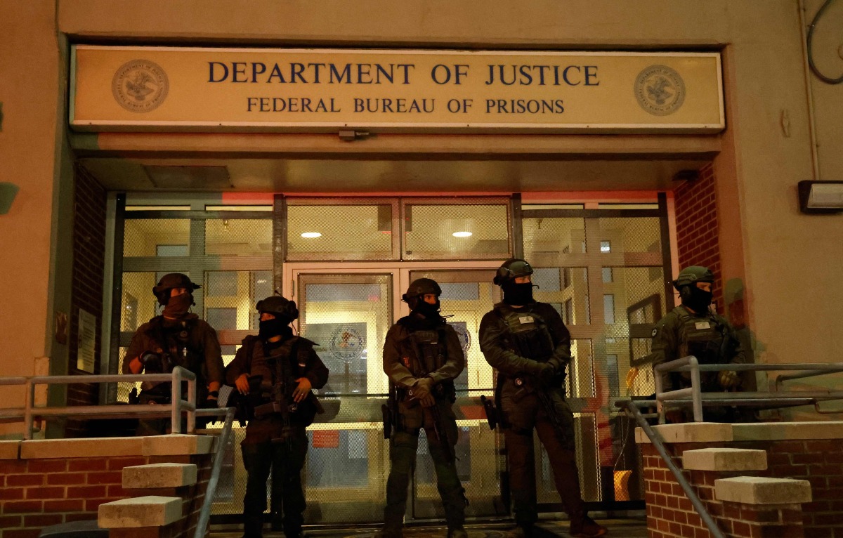 Armed police officers stand in front of the Metropolitan Detention facility in the Brooklyn borough of New York, where ousted president Nicolas Maduro is expected to be held, on January 3, 2026 in New York City. Photo by John Lamparski / AFP