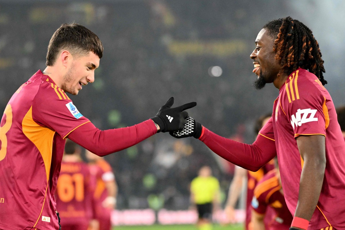 Roma's Argentine forward #18 Matias Soule (L) celebrates after scoring his team's second goal with Roma's French midfielder #17 Manu Kone (R) during the Italian Serie A football match between As Roma and Sassuolo at the Olympic stadium in Rome on January 10, 2026. (Photo by Alberto PIZZOLI / AFP)