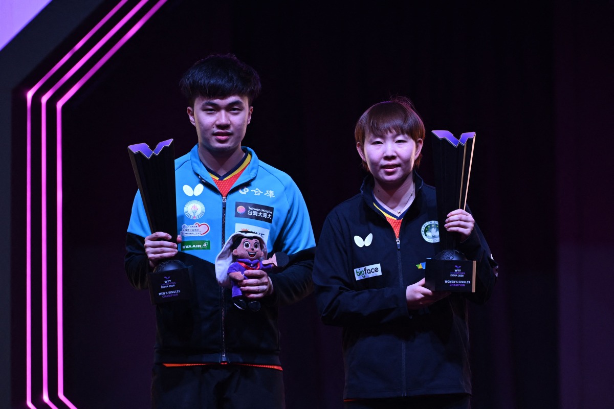 Lin Yun-ju (left) of Chinese Taipei, and  Macau's Zhu Yuling pose with their trophies after winning the singles titles yesterday. AFP