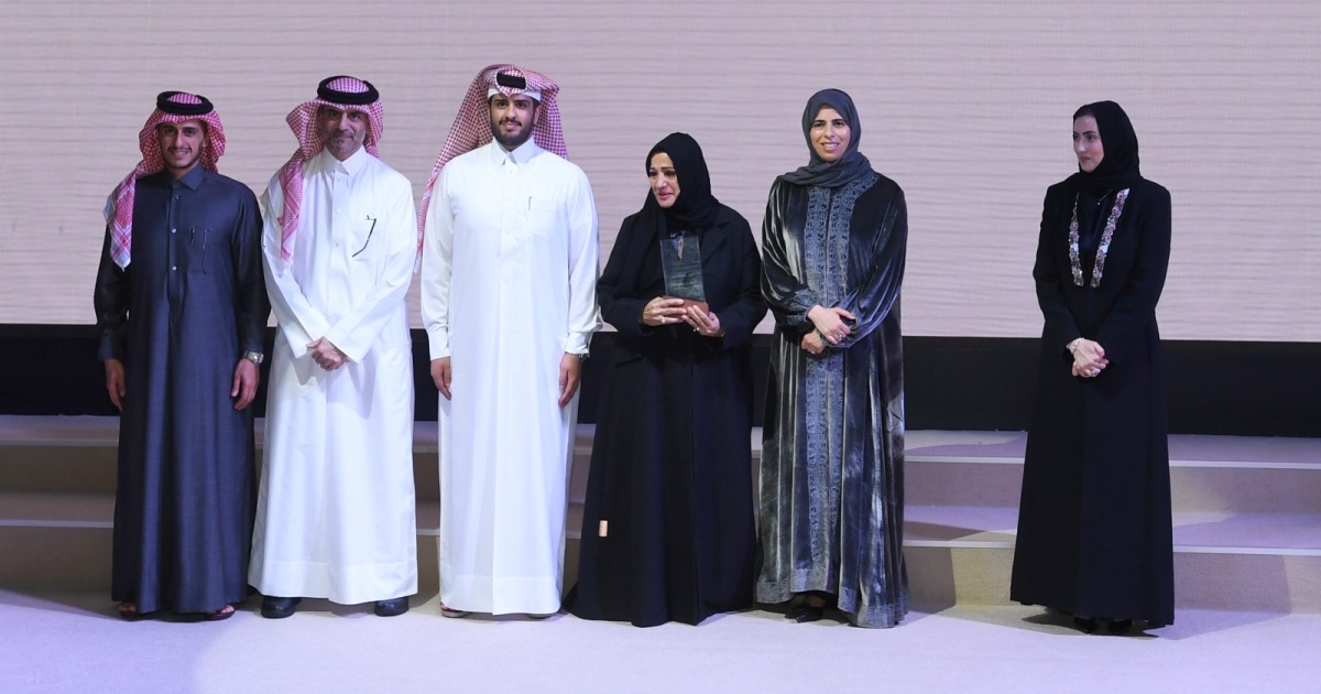 Minister of Education and Higher Education H E Lolwah bint Rashid bin Mohammed Al Khater honouring the representative of a private school for participating in the “Community Responsibility of Private Schools and Kindergartens” project.