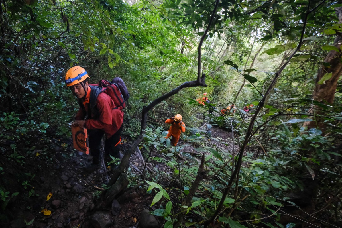 Joint search and rescue teams climb towards the suspected crash site of an Indonesia Air Transport turboprop plane that lost contact a day earlier while flying from Yogyakarta to Makassar, in the Bulusaraung Mountains, South Sulawesi, Indonesia, January 18, 2026. Photo by Muchtamir / AFP
