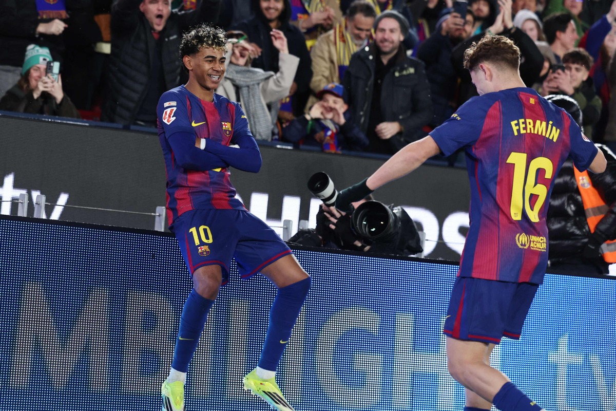 :Barcelona's Spanish forward #10 Lamine Yamal (L) celebrates scoring his team's third goal with Barcelona's Spanish midfielder #16 Fermin Lopezduring the Spanish league football match between FC Barcelona and Real Oviedo at Camp Nou Stadium in Barcelona on January 25, 2026. (Photo by Josep LAGO / AFP)