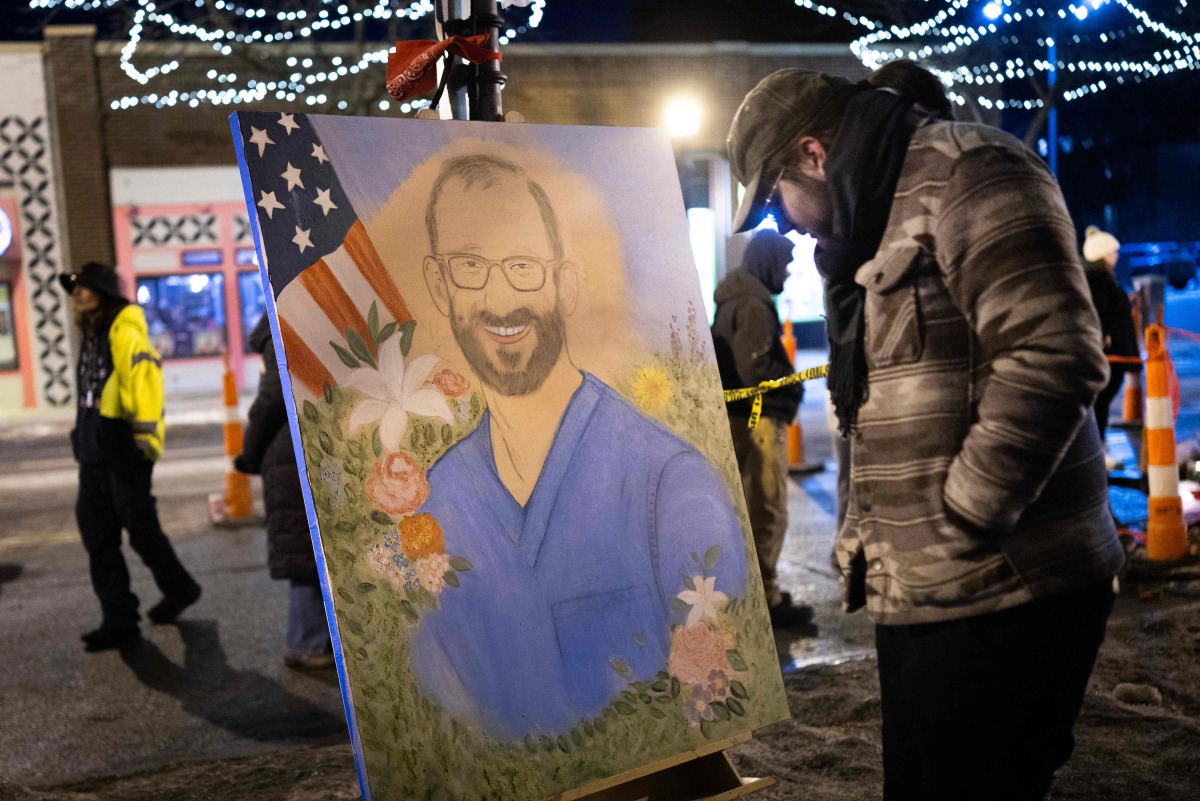 Mourners visit a memorial to Alex Pretti on January 27, 2026 in Minneapolis, Minnesota. Photo by SCOTT OLSON / GETTY IMAGES NORTH AMERICA / Getty Images via AFP