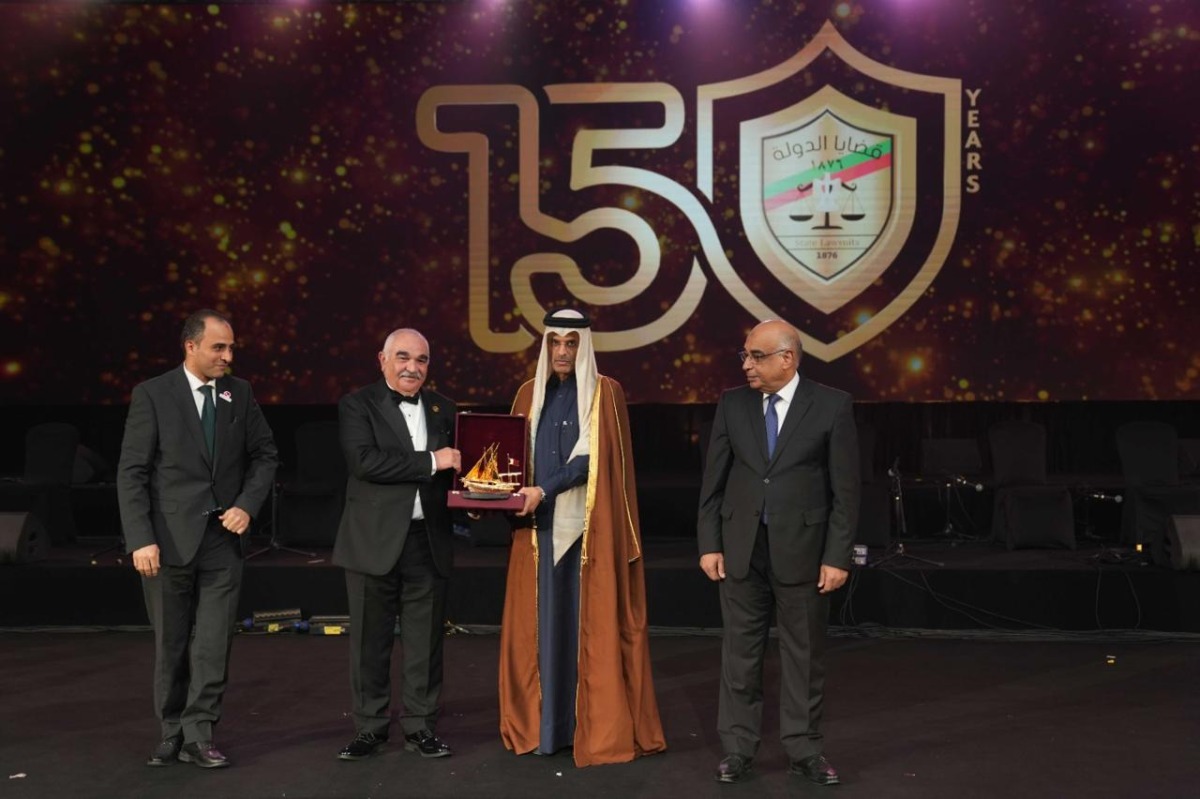 Sheikh Dr. Thani bin Ali bin Saud Al Thani receiving the shield of honour during the event.