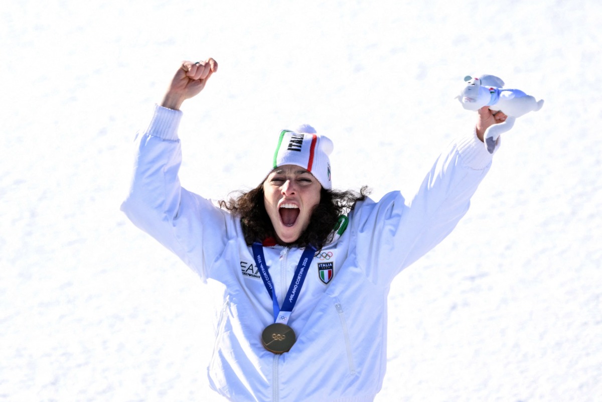 Gold medallist Italy's Federica Brignone (C) celebrates with team members after winning the women's giant slalom event during the Milano Cortina 2026 Winter Olympic Games at the Tofane Alpine Skiing Centre in Cortina d但mpezzo on February 15, 2026. (Photo by Tiziana FABI / AFP)