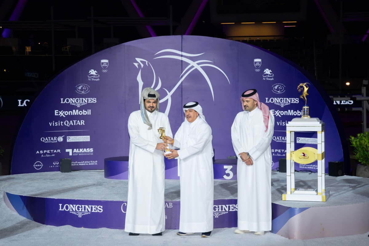 President of the Olympic Council of Asia and the Qatar Olympic Committee H E Sheikh Joaan bin Hamad Al Thani presenting the award to HMC’s Chief of Health Facilities Development, Hamad Al Khalifa. 