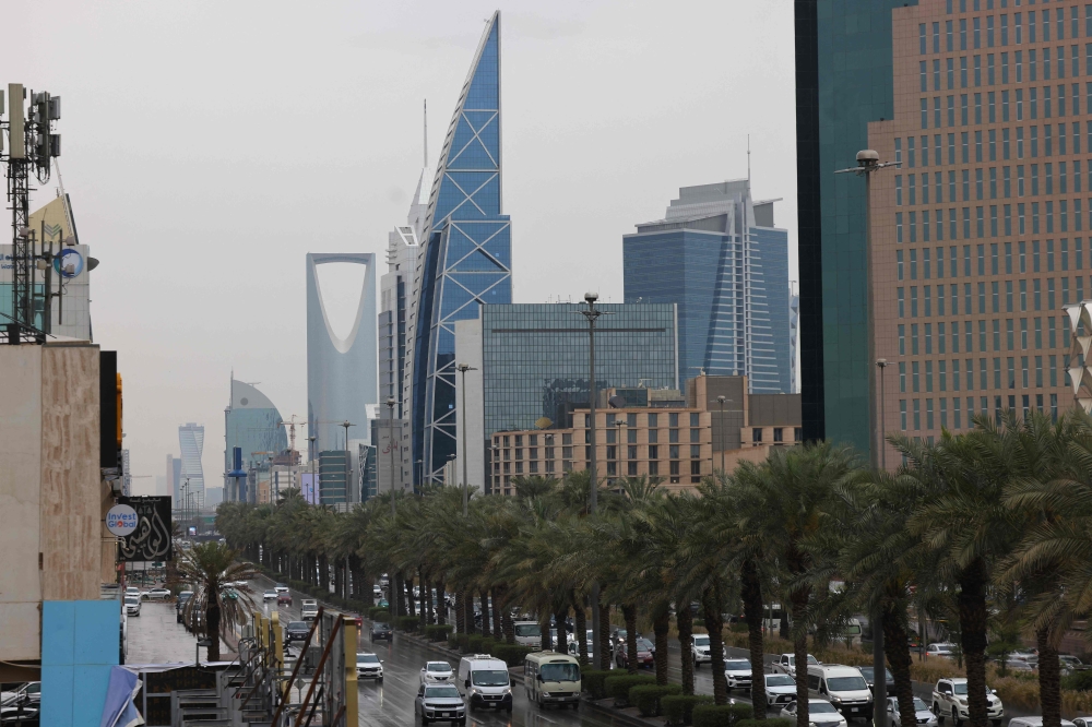 Vehicles drive along the King Fahad road, a principal transport arteries that links the city's southern and northern districts, in the Saudi capital Riyadh on March 3, 2026. Photo by Fayez Nureldine / AFP 