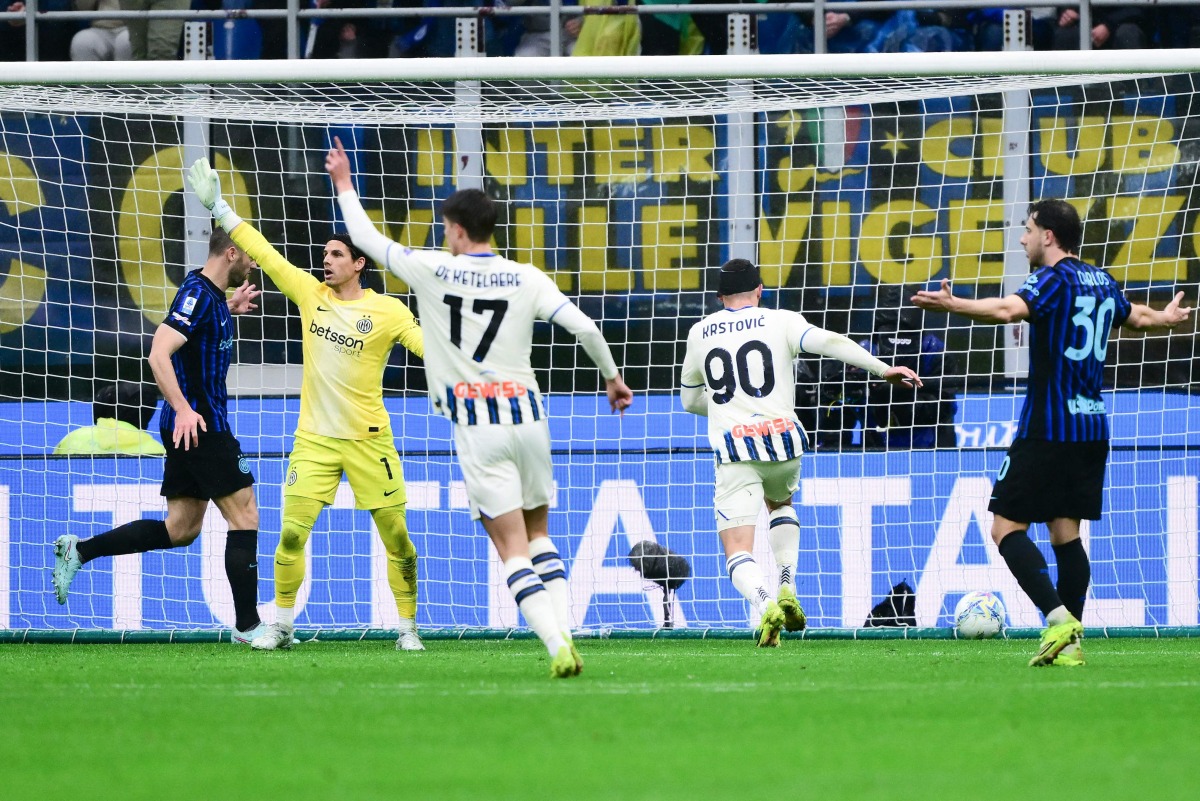 Atalanta's Montenegrin forward #90 Nikola Krstovic (2R) scores his team's first goal during the Italian Serie A football match between Inter Milan and Atalanta at the San Siro stadium in Milan, northern Italy, on March 14, 2026. (Photo by MARCO BERTORELLO / AFP)