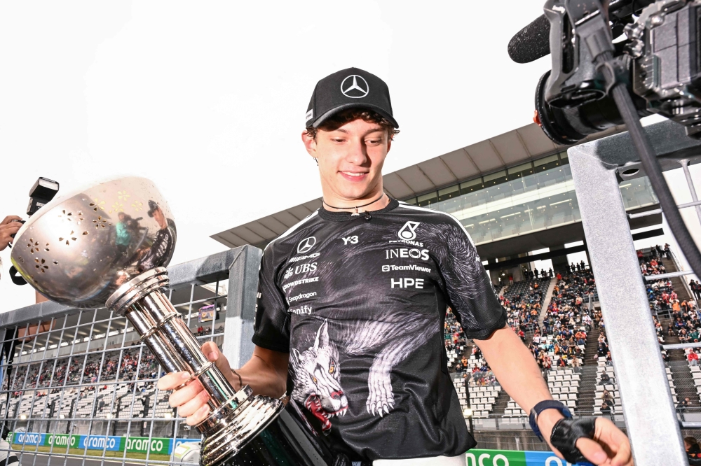 Mercedes' Italian driver Kimi Antonelli celebrates with his team after winning the Formula One Japanese Grand Prix at the Suzuka circuit in Suzuka, Mie prefecture. (Photo by Toshifumi Kitamura / AFP)
 
