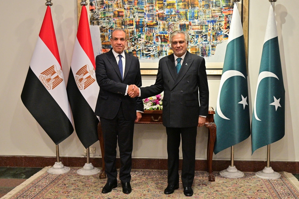 This handout photograph taken and released by Pakistan's Ministry of Foreign Affairs on March 29, 2026 shows Pakistan's Foreign Minister Ishaq Dar (R) shaking hand with his Egyptian counterpart Badr Abdelatty at Foreign Ministry office in Islamabad. (Photo by Handout / Pakistan's Ministry of Foreign Affairs / AFP) 