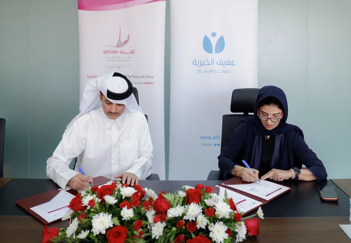 Acting Executive Director of Aman, Fadhel Al Kaabi and Acting CEO of Afif Charity Foundation, Zulaikha Al Asmakh signing the agreement.