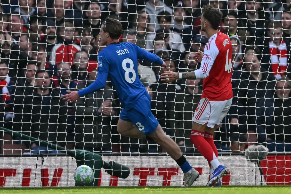 Bournemouth's English midfielder #08 Alex Scott (L) celebrates as he scores his team's second goal during the English Premier League football match between Arsenal and Bournemouth at the Emirates Stadium in London on April 11, 2026. (Photo by Glyn KIRK / AFP)