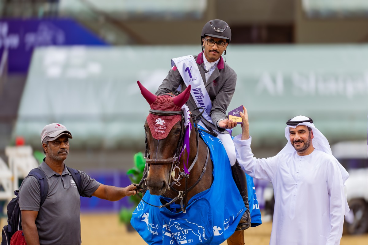 President of Regional Group VII of the International Federation for Equestrian Sports Sultan Mohammed Al-Yahyaei presents the trophy to Qatar’s Saad Ahmed Al Saad. 