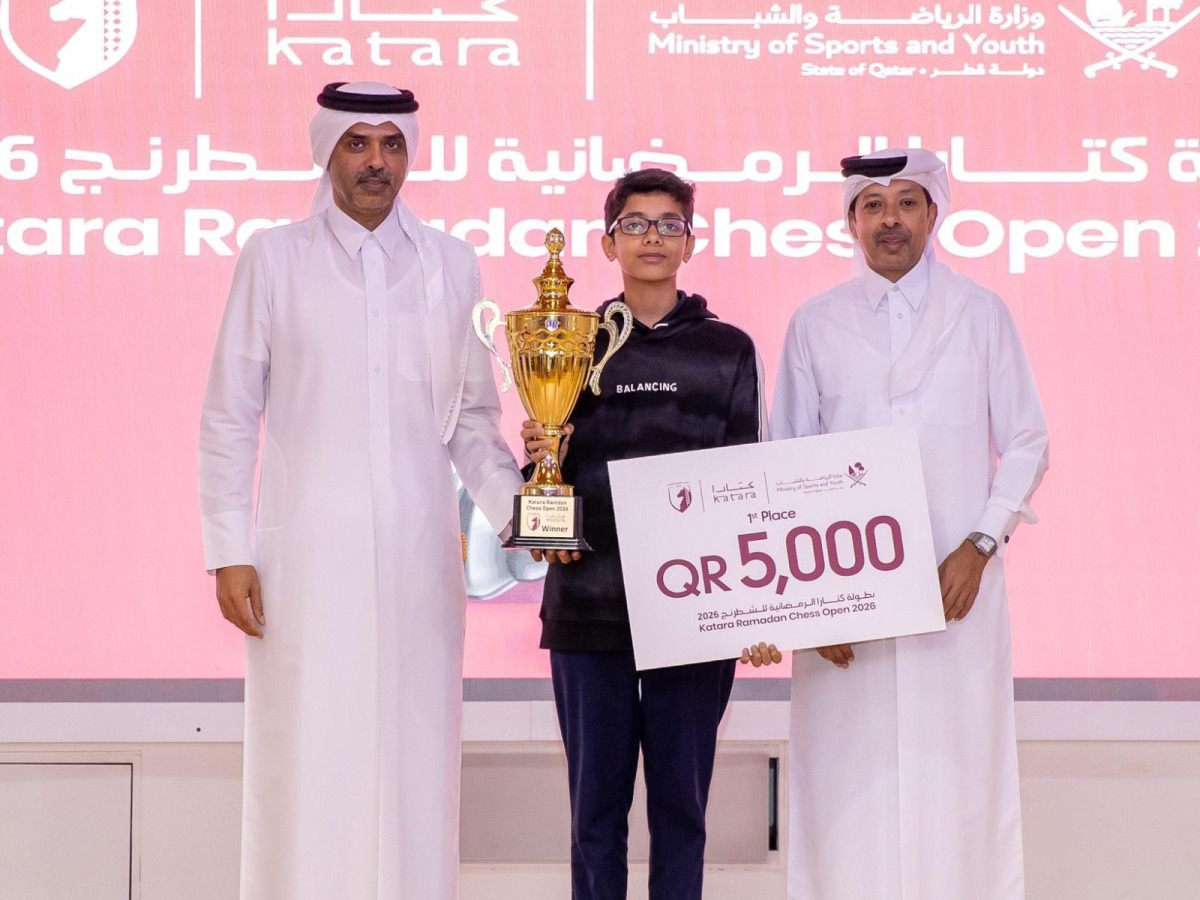 Qatar Chess Association President Mohammed Al-Mudahka (right) with first-place winner, India’s Albin Sajan.