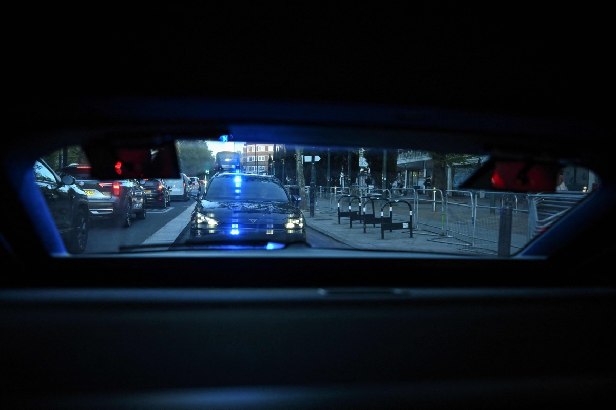 Metropolitan Police interceptor vehicles move through traffic towards the scene of a mobile phone theft in central London April 25, 2026. Photo by Ben STANSALL / AFP