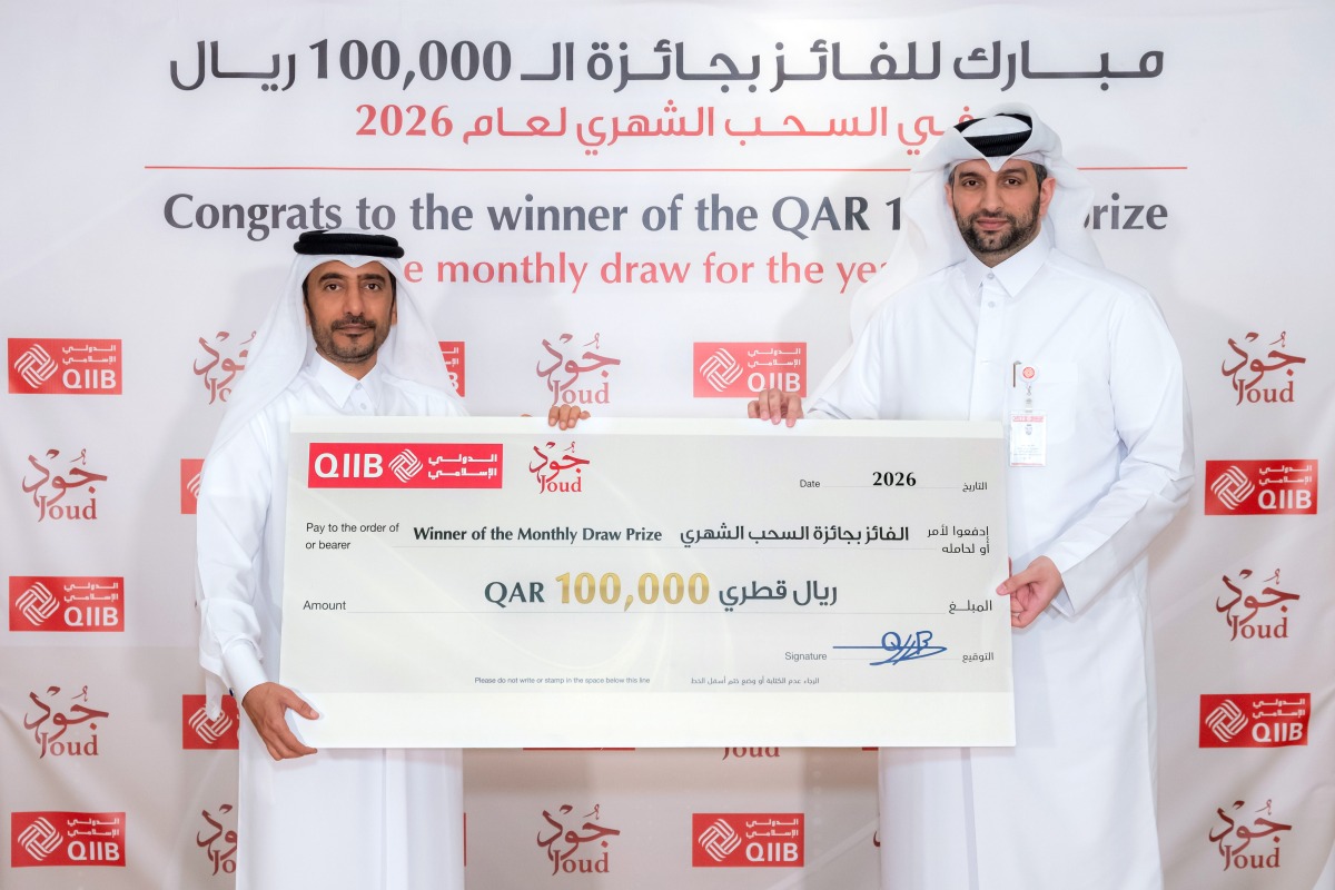 QIIB’s Head of Products Talal al-Jaidah presenting the winner Amer Ali al-Hebshi with a cheque representing the prize amount during a ceremony held at the bank’s headquarters.