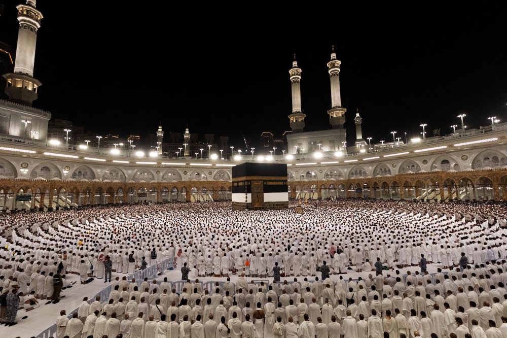 Muslim worshippers gather around the Kaaba, Islam's holiest shrine, at the Grand Mosque complex in the holy city of Mecca on May 23, 2026, at the start of the annual Hajj pilgrimage. (Photo by AFP)
 