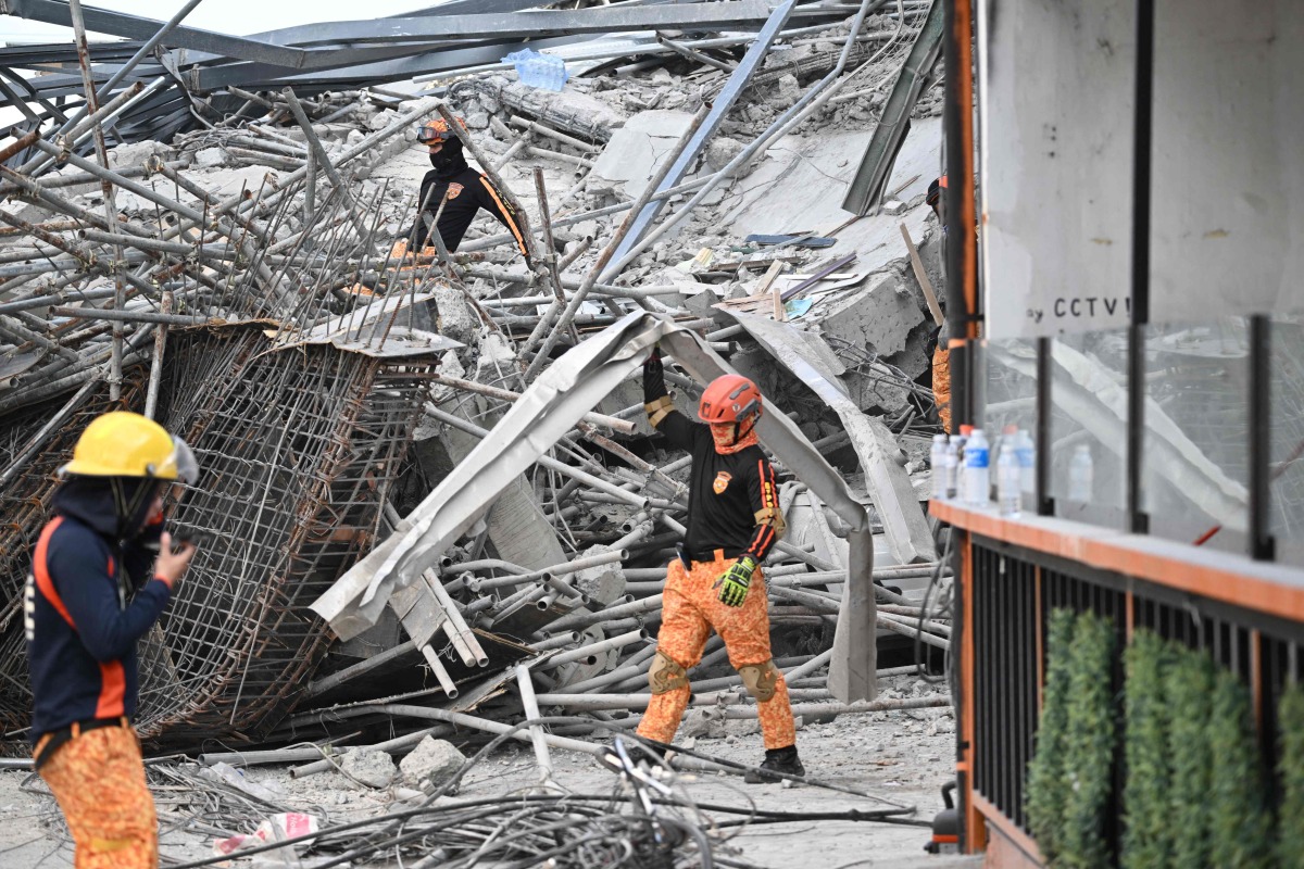 Rescuers remove metal rubbles as they search for survivors on a collapsed building in Angeles City, Pampanga province, north of Manila on May 24, 2026. Nineteen people are feared trapped after a building under construction near Manila collapsed early on May 24, a local government official said. (Photo by Ted ALJIBE / AFP)