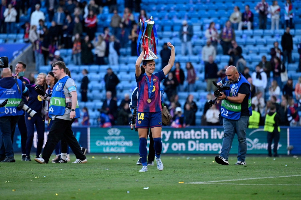 Barcelona's Spanish midfielder #14 Aitana Bonmati holds the Women's Champions League Trophy following the victory ceremony after FC Barcelona won the UEFA Women's Champions League final football match between FC Barcelona and Olympique Lyonnais (OL) at the Ullevaal Stadium in Oslo, Norway on May 23, 2026. 
(Photo by Jonathan Nackstrand / AFP)